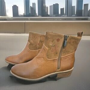 New! Comfortiva Carter Ankle Boots Brown Size 8M $160